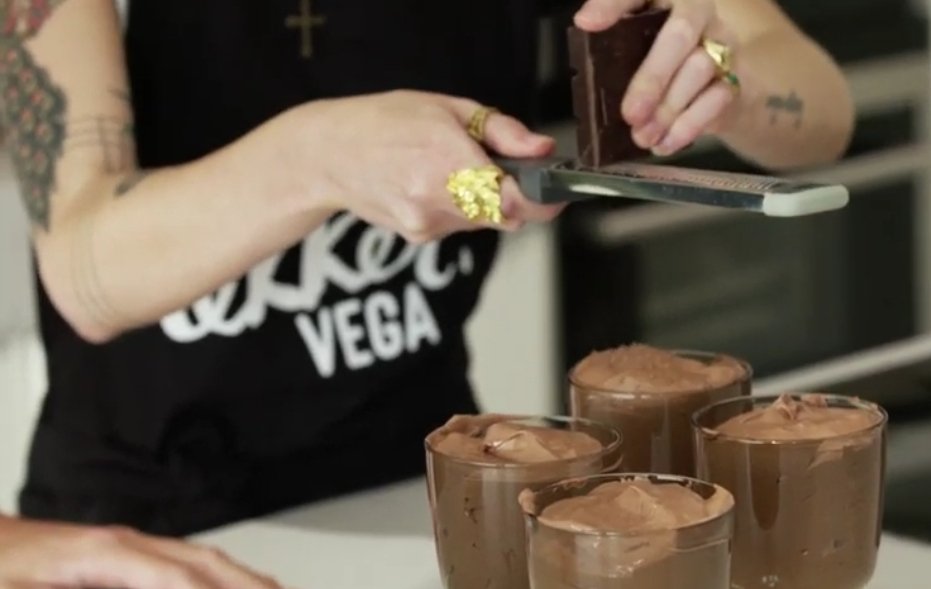 Fun clip of <a href="/VeganFunky/">Emma Herngreen</a> demonstrating her recipe "Spoon Away The Hurt" Chocolate Mousse: (it's in Dutch, apologies to my international followers)
youtu.be/FPpfigFSGn4