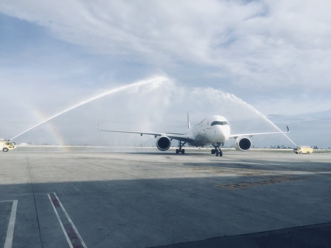 AirFranceCI's tweet photo. Notre nouvel Airbus A350 vient de se poser pour la première fois à Abidjan. Il est plus spacieux et lumineux, avec une empreinte environnementale réduite. Akwaba ! 🎊🛬🎊 https://t.co/DaGzktGjk6