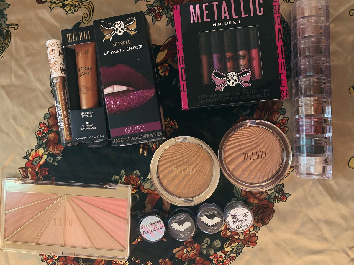 lunafayebeauty's tweet image. SMALL TWITTER GIVEAWAY 

Rules are simple:
1. Pls follow me 
2. Like and retweet this 
3. US residents only (sorry 😭)