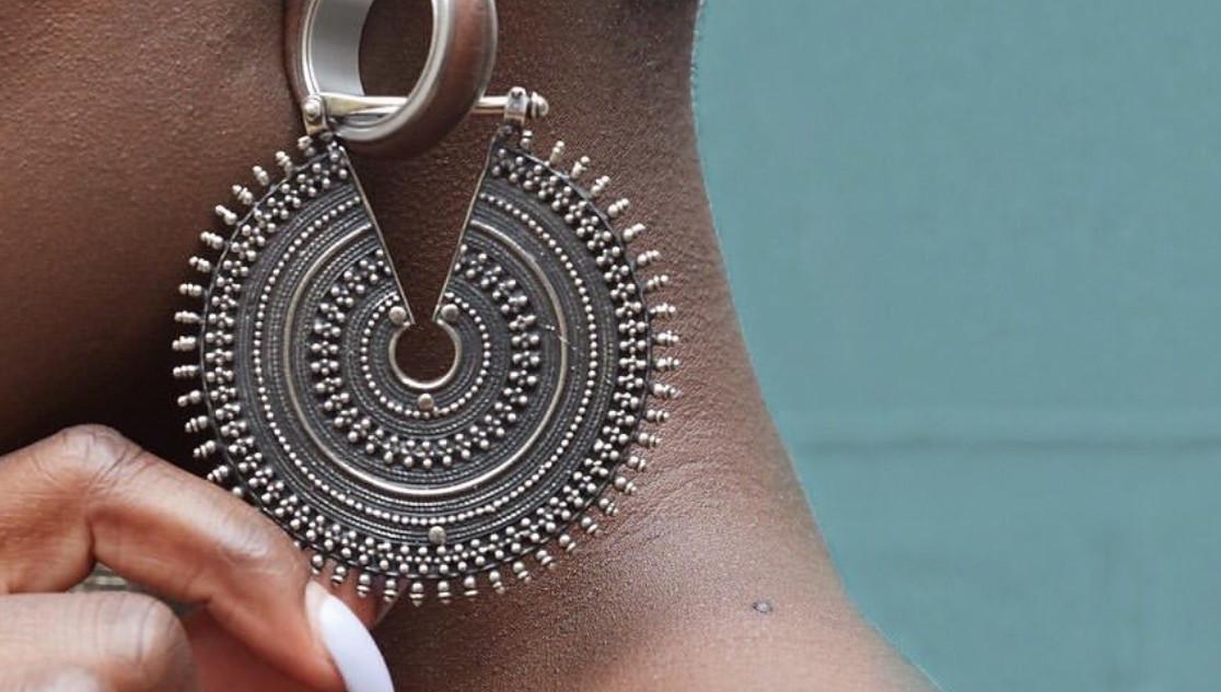 MayaJewelry's tweet photo. Who knows this MAYA beauty wearing the QUEENS SMALL earrings? @pierced (IG)

.
#mayajewelry #piercingaddict #bodymodification #designerjewelry #hangingdesigns #legitbodyjewelry #stretchedears⁠ #tendsetter ⁠#earweights #eargoals https://t.co/N8KchNm3uf