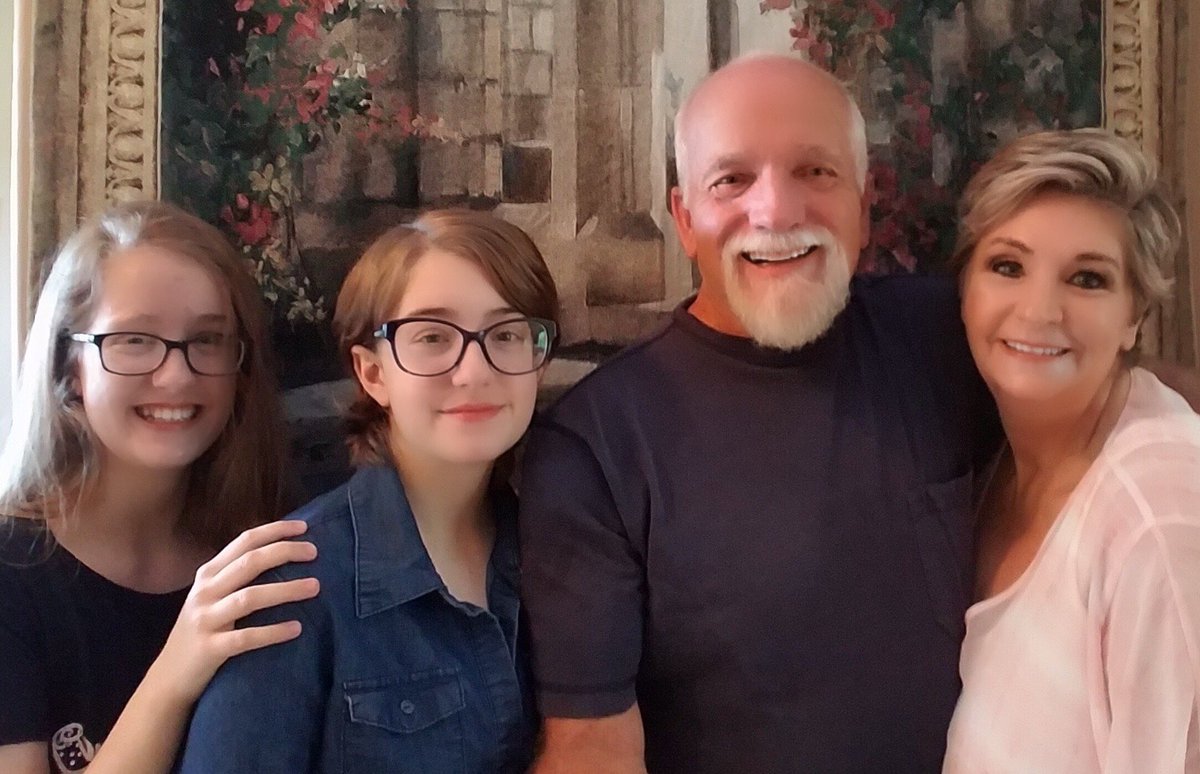 CompassCs's tweet photo. Meet the Peart family! Their daughters are Compass scholars in our #online program. Take a moment to read about their #CompassExperience: https://t.co/FGZnAF66eY https://t.co/7rE77MIGc0