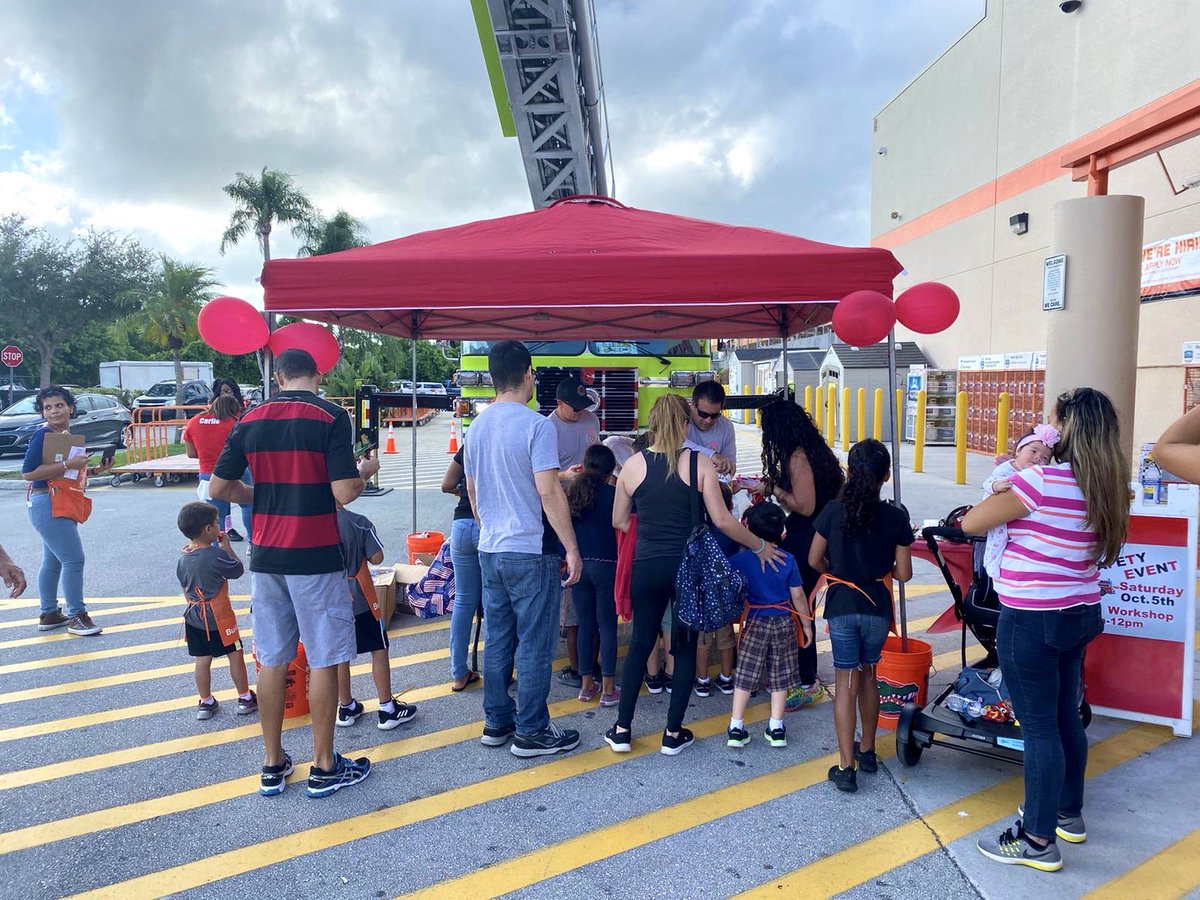 MiamiDadeFire's tweet image. To kick-off #FirePreventionWeek, #MDFR Station 34 C-shift participated in a Fire Safety Event at the Home Depot in Cutler Bay. The crew provided helpful fire safety information for families and gave a tour of a fire truck. #MDFRInTheCommunity