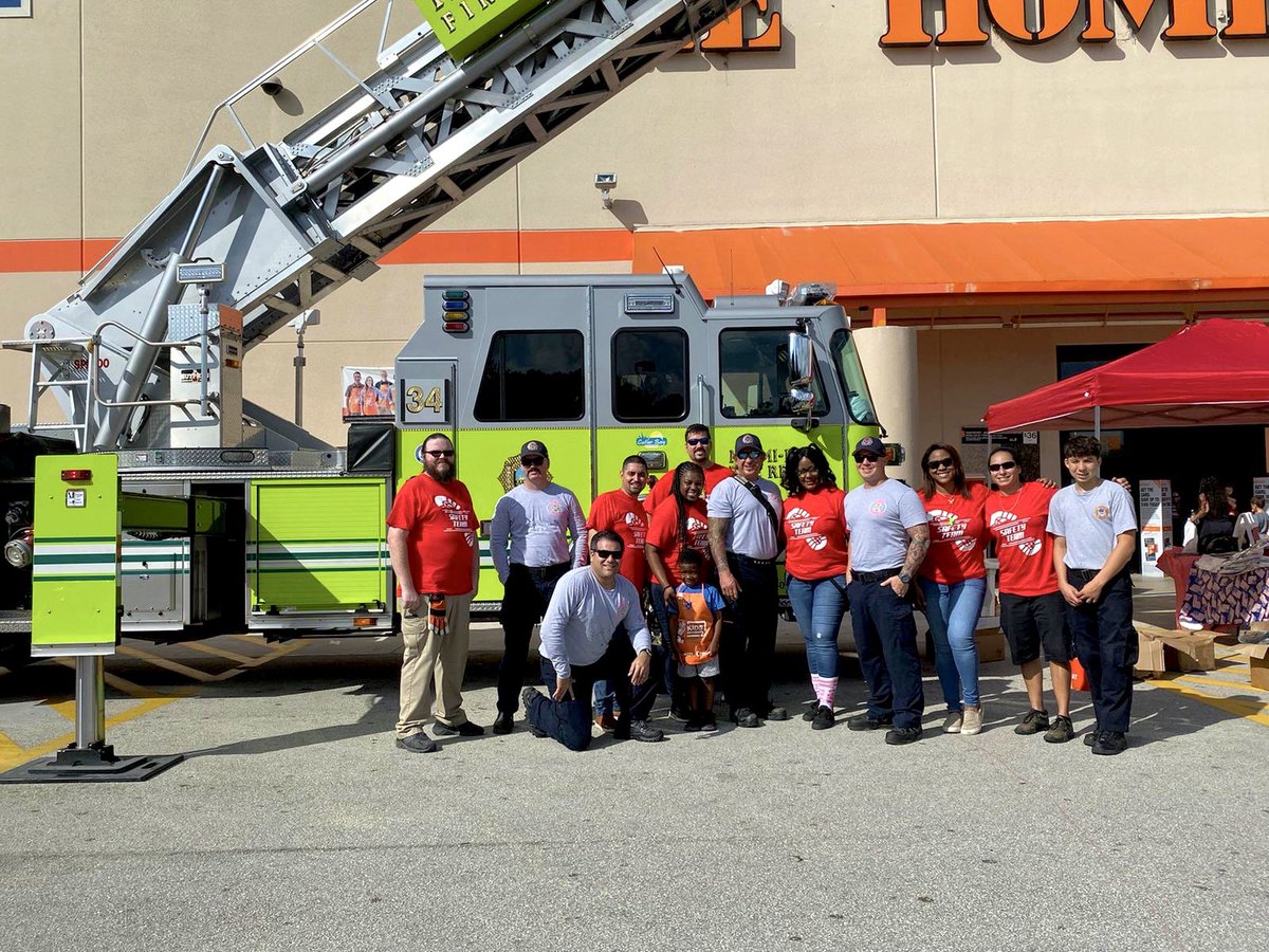 MiamiDadeFire's tweet image. To kick-off #FirePreventionWeek, #MDFR Station 34 C-shift participated in a Fire Safety Event at the Home Depot in Cutler Bay. The crew provided helpful fire safety information for families and gave a tour of a fire truck. #MDFRInTheCommunity