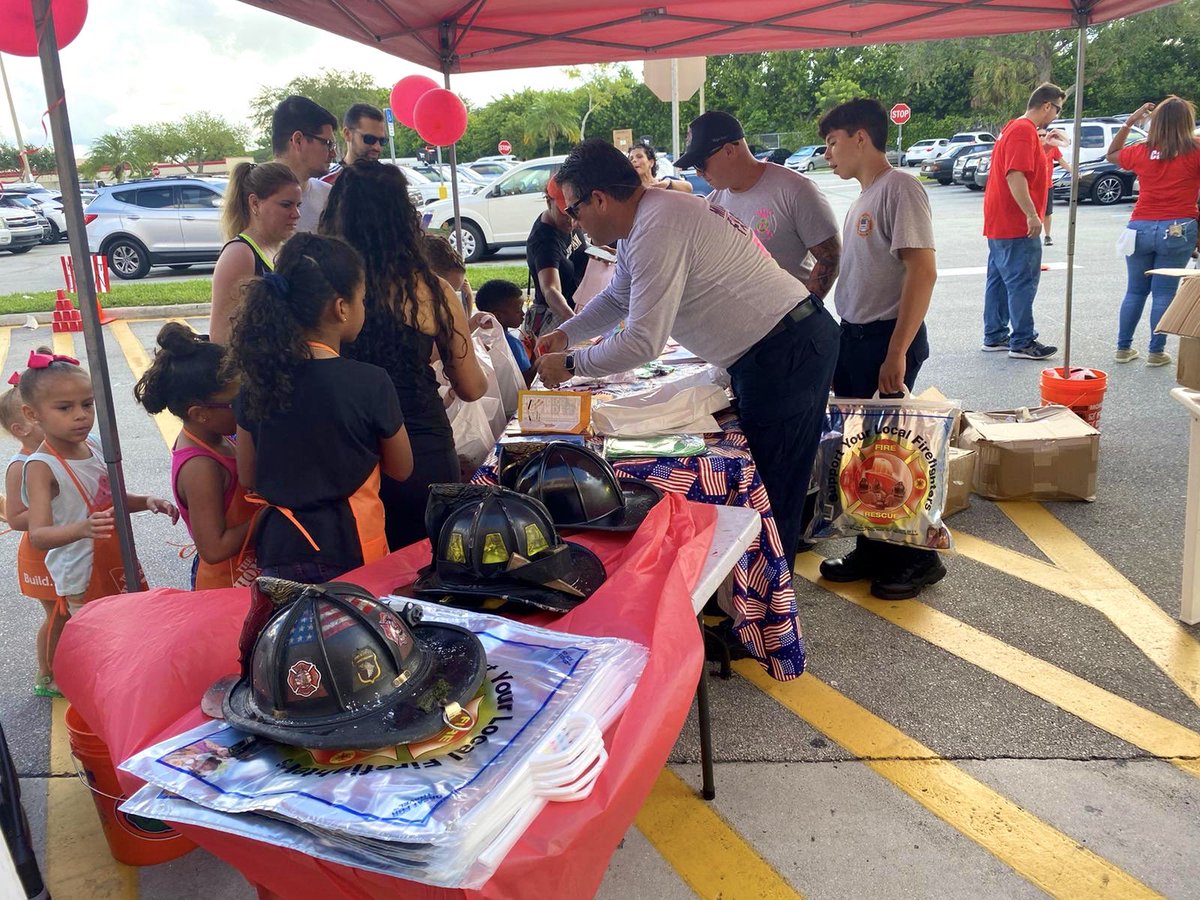 MiamiDadeFire's tweet image. To kick-off #FirePreventionWeek, #MDFR Station 34 C-shift participated in a Fire Safety Event at the Home Depot in Cutler Bay. The crew provided helpful fire safety information for families and gave a tour of a fire truck. #MDFRInTheCommunity