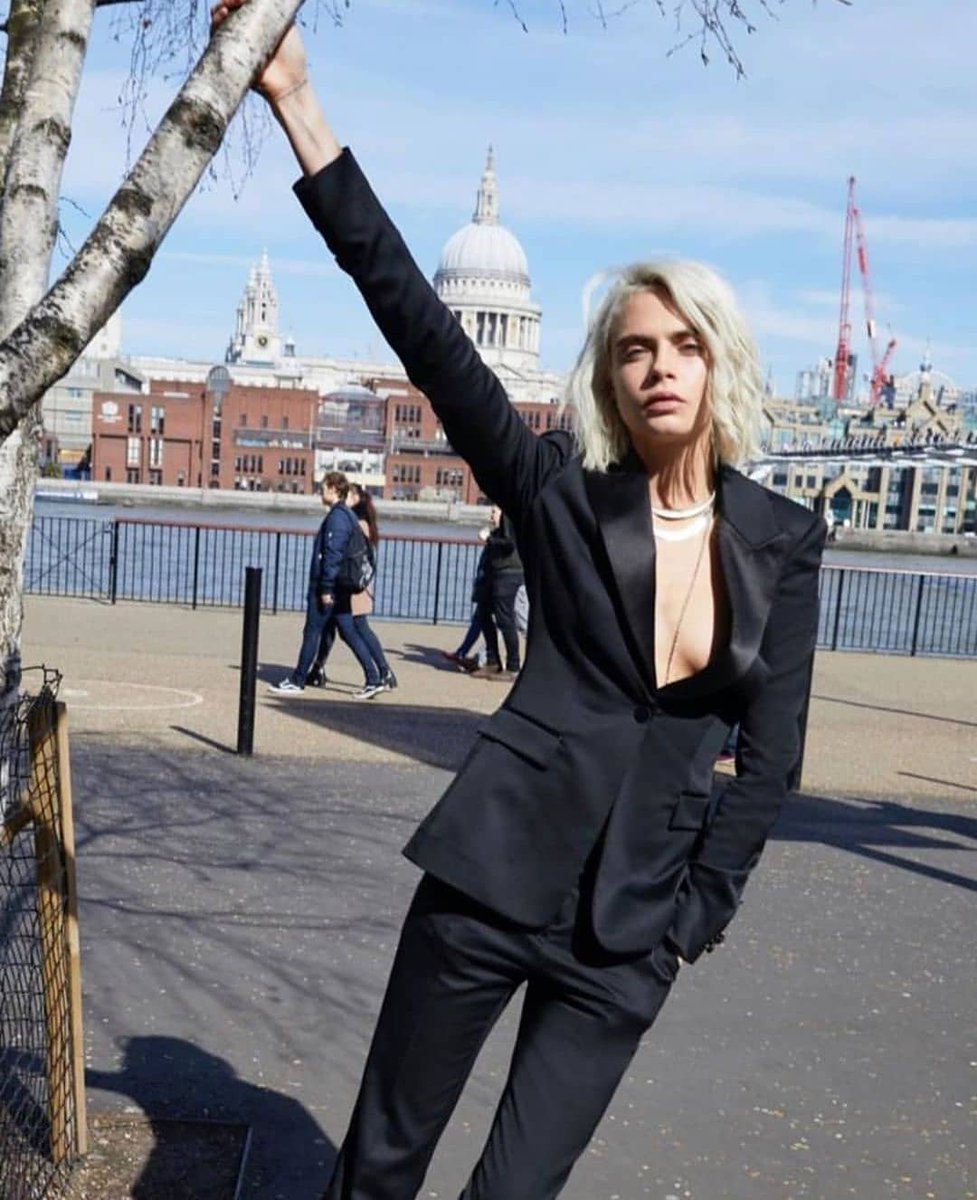 cara delevingne burberry 2019