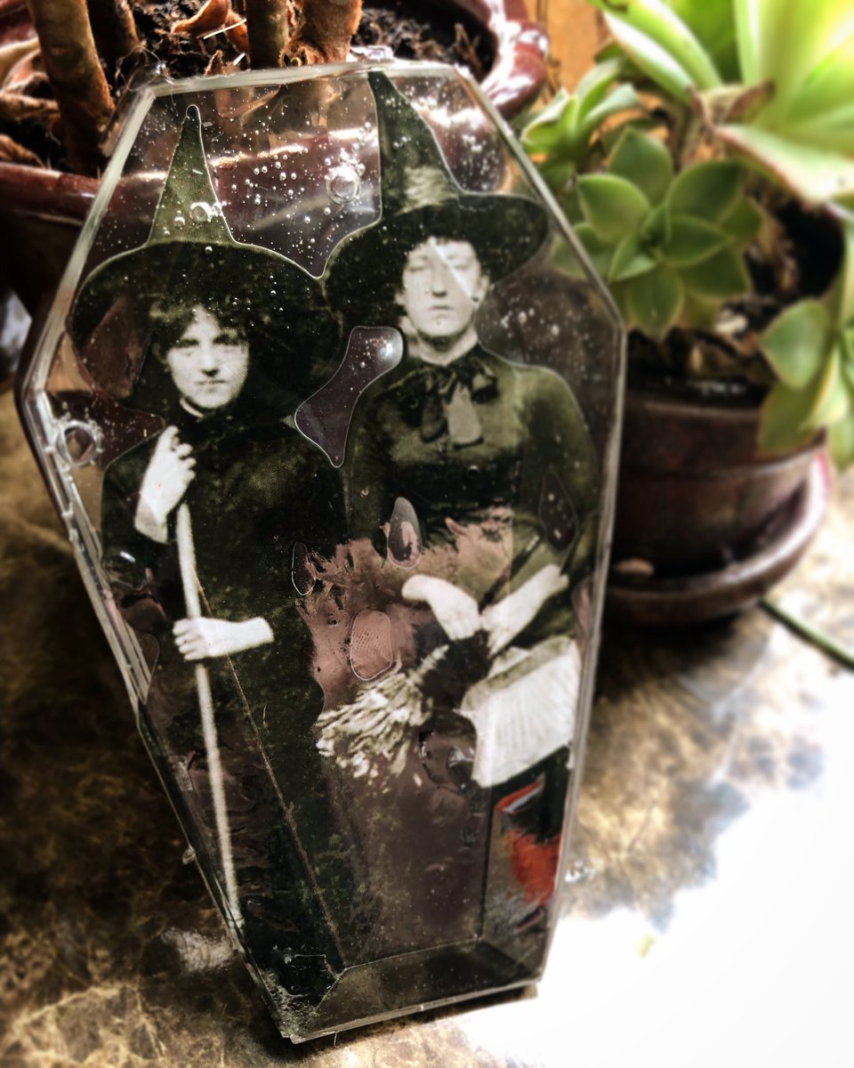 PastNeverSeen's tweet photo. Witchy Woman
#witches #macabreartist #pastneverseen #horror #art #vintage #oldphotos #decor #homedecor #patreon #beautifulbizarre #halloween #witch #vintageart #macabre #oddities #curiosities #resin #resinart #coffin #cemetery #resincrafts #witchythings #etsy #halloweendecor https://t.co/OHv9aTUOBe