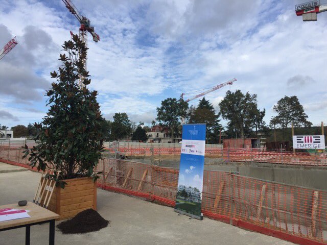 Emerige's tweet photo. ⛏️ #EmerigeInProgress
[ 1er arbre ]

Le projet en bref...
• Surface : 11153 m²
• Programme : 105 logements en accession, 32 logements sociaux, 1 crèche, 4 commerces, parking
• Architecte : Brisac Gonzalez
• Paysagiste : Atelier Volga
• Artiste : Eva Jospin #1immeuble1oeuvre https://t.co/kioxjFvHeG