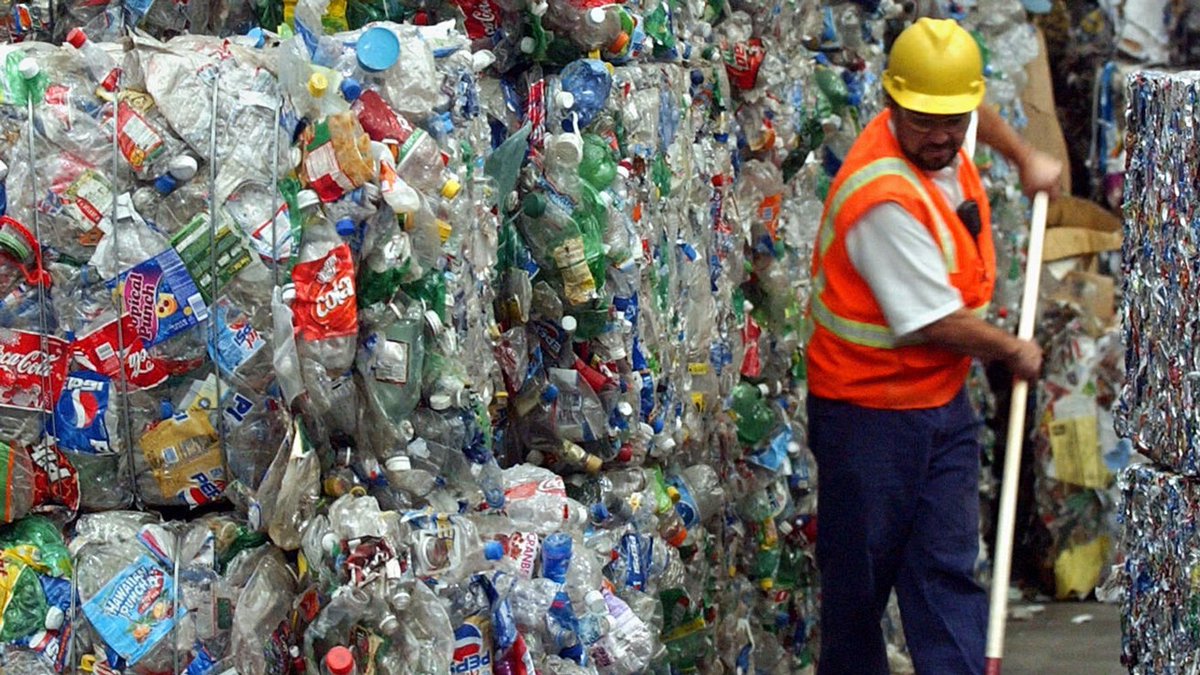 theoceanproject's tweet photo. How fossil fuel companies are killing plastic recycling: https://t.co/rGG7w6QRd6 @huffpost https://t.co/AiSUmUVXDv