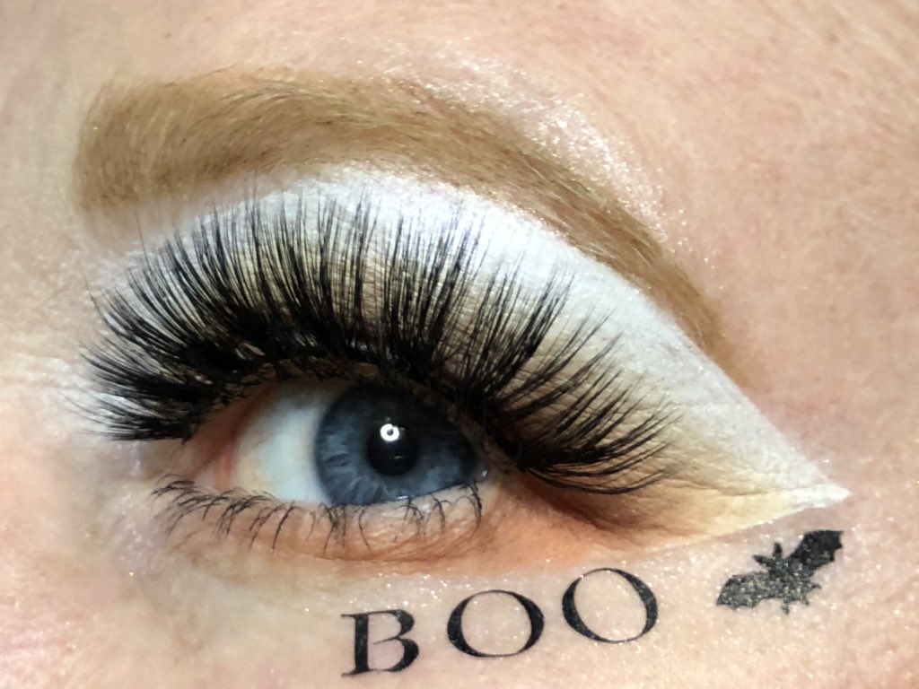 AdrenBradley's tweet photo. 👻 🍬c̤̈ä̤n̤̈d̤̈ÿ̤ c̤̈ö̤r̤̈n̤̈ 🍬 👻 
#tutorialstepbystep 
Brows @lynnslooks 
Concealer: @jeffreestarcosmetics 
Set w/ @sugarpill #takoeyeshadow primer &amp; shadow: @viseart #viseartwarmmattepalette 
Highlighter: @BitterLaceB 
Mascara: @hankandhenry_ #cloutmascara #waynegossbrushes https://t.co/xpgGE71dnE