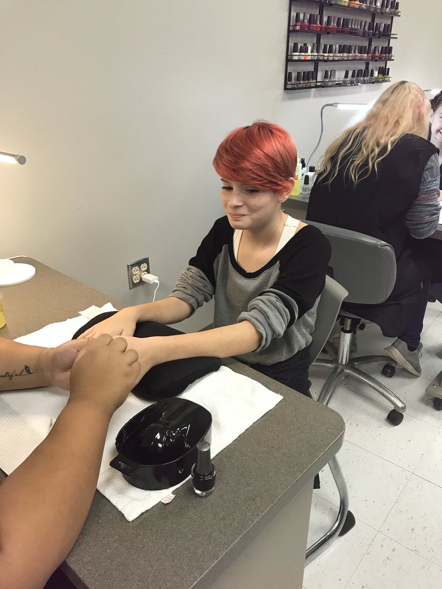 EarlyCollege_AP's tweet photo. Always great when we collaborate!! Thanks to @AHSScanlon and the senior cosmetology students at Alliance High School for letting some of our students come by today!! #ACSpresents #RepThatA https://t.co/mNVWYyDpPh