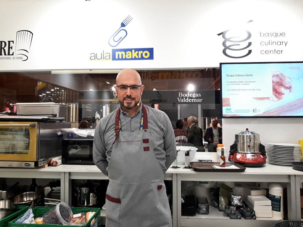 El último taller de #AulaMakro en #SSG19 corre a cargo de Gonzalo Parras, coordinador de sala del <a href="/bculinary/">BasqueCulinaryCenter</a>, que va a descubrir las técnicas de preparación y servicio en sala a la vista del cliente 🧐🍽 Consulta los talleres de mañana aquí 👉 ow.ly/vt7I50wE0B0