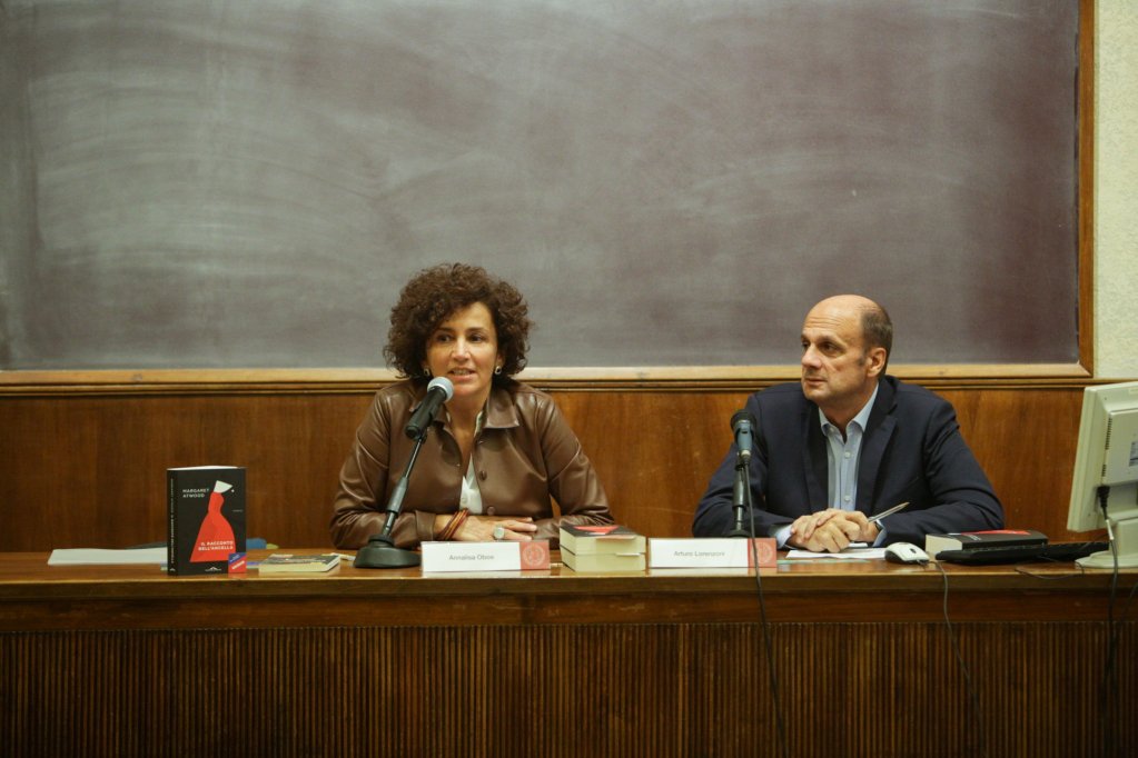 UniPadova's tweet photo. Abbiamo presentato la VI edizione del progetto #OneBookPadova a @fieraparole: questa volta il progetto di lettura condivisa vuole portare l'intera città tra le pagine di "Il racconto dell'ancella" di #MargaretAtwood | #Unipd @comunepadova https://t.co/i307ONRgIT https://t.co/9qzbz5GtMM