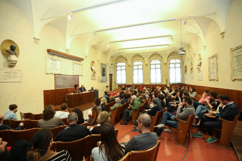UniPadova's tweet photo. Abbiamo presentato la VI edizione del progetto #OneBookPadova a @fieraparole: questa volta il progetto di lettura condivisa vuole portare l'intera città tra le pagine di "Il racconto dell'ancella" di #MargaretAtwood | #Unipd @comunepadova https://t.co/i307ONRgIT https://t.co/9qzbz5GtMM