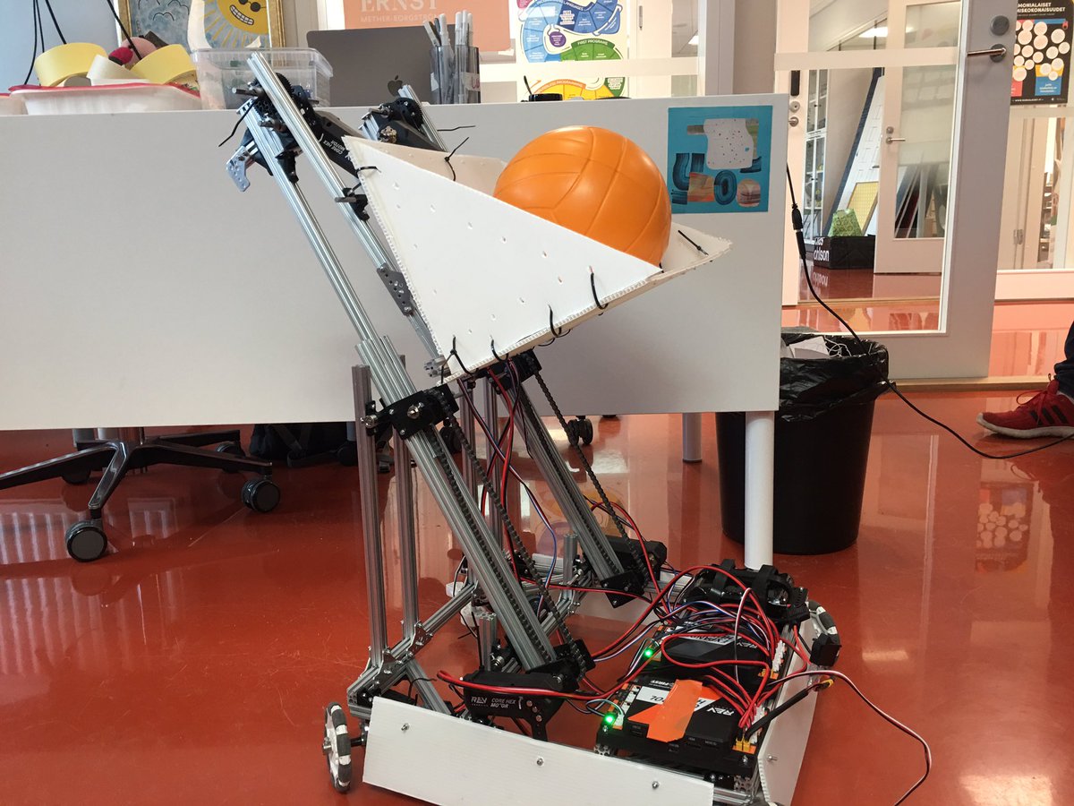 Minkkunen's tweet photo. Illan #Opintopiiri #Letmehackit avasi opettajien #eucodeweek2019 @OpetusEspoo #espoonkoulut #espoonlukiot! Mooc yhdistettynä yhdessä oppimiseen ja värkkäämiseen toimii loistavasti! @TechFinland100 Tutustuimme myös lukiolaisten #FirstGlobal kisarobottiin @otaniemenlukio! https://t.co/8hInrfEmgX
