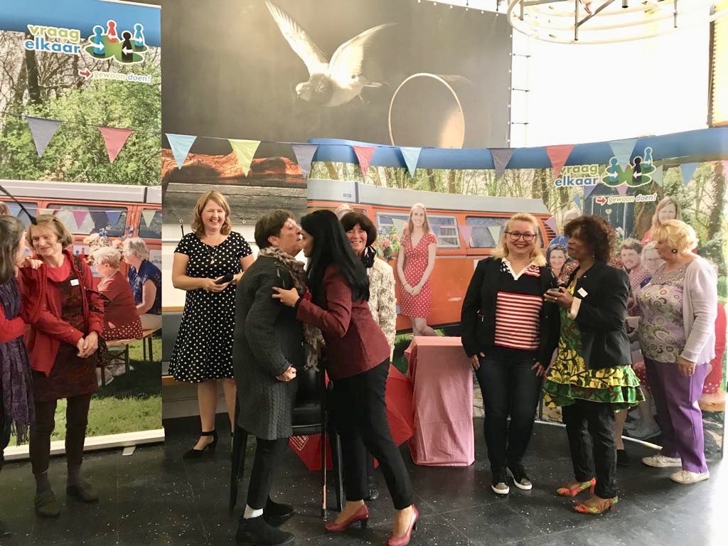 Het is deze week Week tegen de Eenzaamheid. Dit grote probleem kunnen we alleen samen oplossen. Vanmiddag mag ik aan vijf mensen die zich enorm inzetten voor anderen de Gouden Klavertjes uitreiken. Een mooi moment. #eentegeneenzaamheid