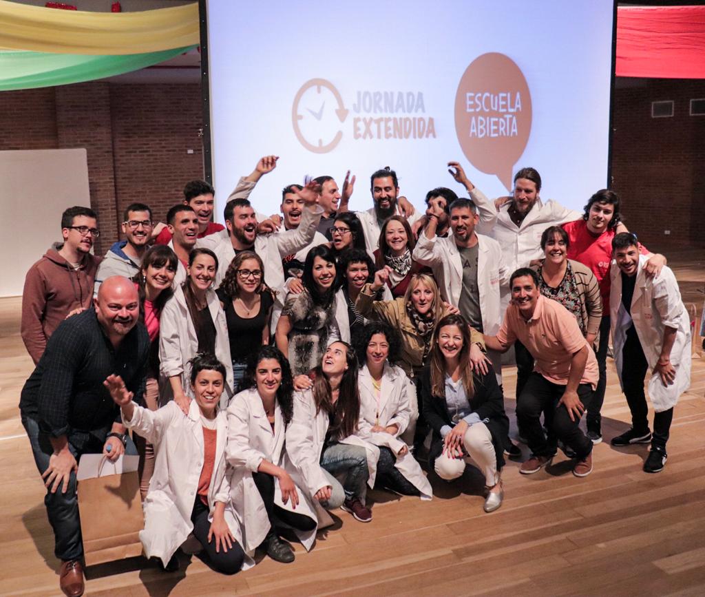 ¡Todas las escuelas de primaria son de jornada completa o JORNADA EXTENDIDA! Los equipos docentes celebran haber concretado la apertura de todas las escuelas. Es un acontecimiento histórico, para la educación, en la ciudad de Bs. As. #Compromiso #EscuelaAbierta