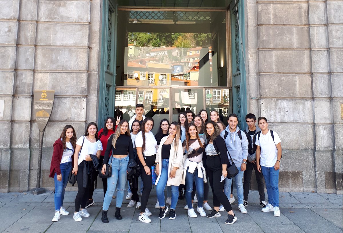 Os alunos do 12.º TCOM realizaram, na passada quinta-feira, uma visita à 54ª Edição do Certame Modtíssimo, no âmbito da disciplina Atendimento e Venda, beneficiando de aprendizagens sobre o Setor Moda Têxtil, Mercado Moda &amp; Lifestyle, Produtos Moda e Empresas Moda.

#ECP #Visita