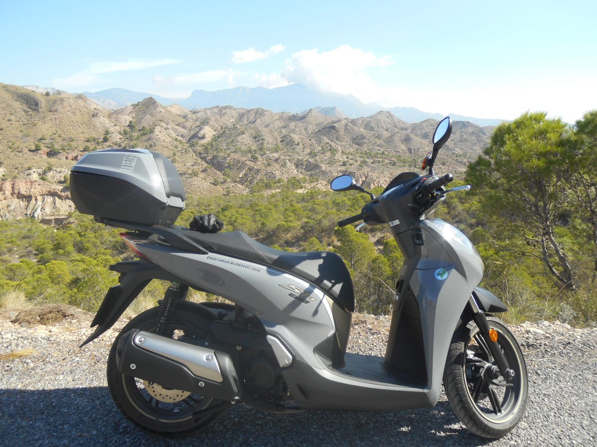 Deiotarus's tweet photo. Honda SH 300 "Air Force", frente a las montañas "en algún lugar" del sureste de España...

#SH300 #moterotardío #scooter #peripeciarural #rural https://t.co/2cxB41MLnU