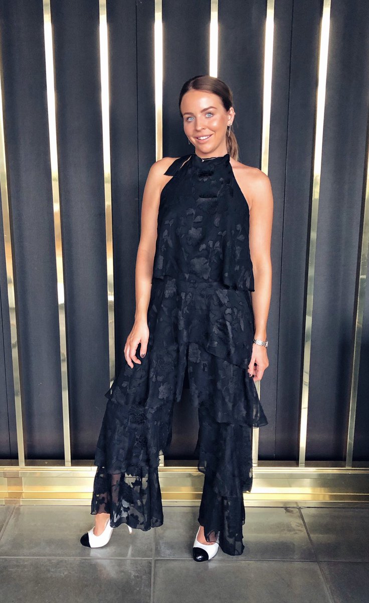 Black Tiered Halter Neck Jumpsuit

Now: £30.00
Sizes 8-14

Buy now>> bellasorella.co.uk/collections/ju…

#fashion #fashionistas #onlineshopping #shopping #bellasorella