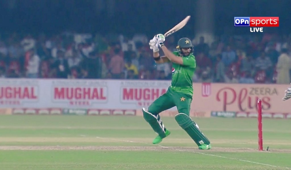 Rabia__Noor's tweet photo. Actually only Imad know's the meaning of All_rounder๐
Batting:
_Runs: 47
_Balls: 29
_S.R : 162.1
_Fours: 08
Bowling:
_Overs: 04
_Dot balls: 11
_Runs: 27
_Eco: 6.75
Very Well played...๐
#Imad #PAKvSL #TeamImad https://t.co/dHEJY3iZib