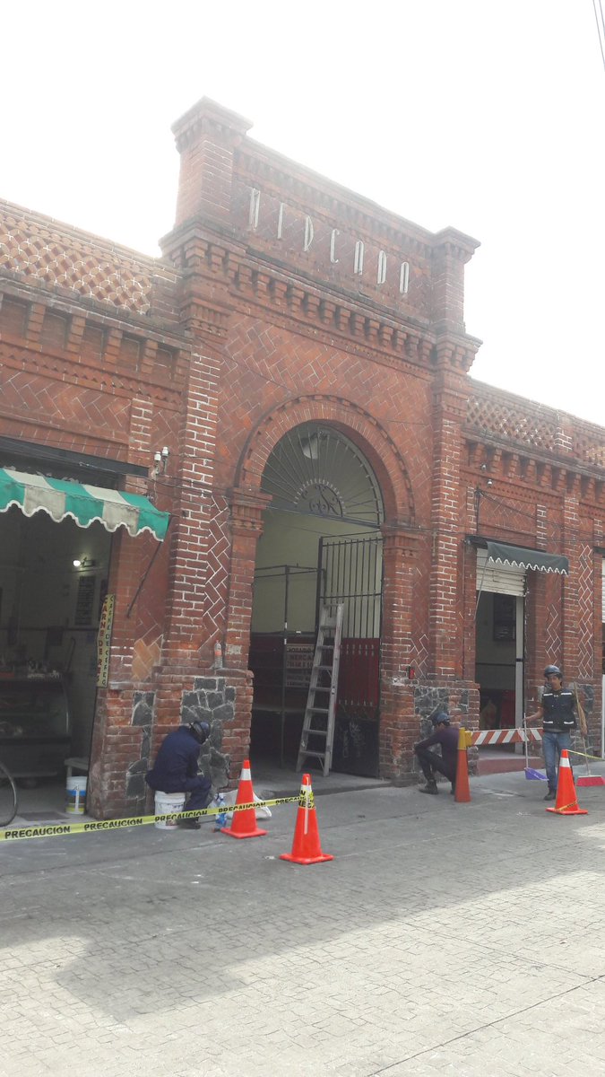 El equipo de restauración en acción. 
#MercadoLaPaz