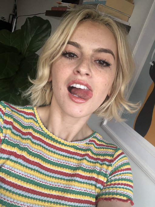 slight can i talk to the manager vibes https://t.co/7NvdIgD8qn