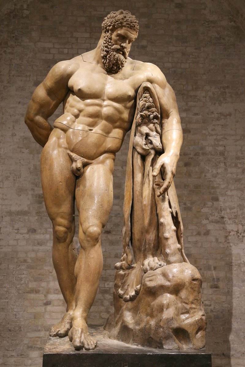 古典彫刻では、ボディビルダーのように個々の筋が膨隆した幅広体型は