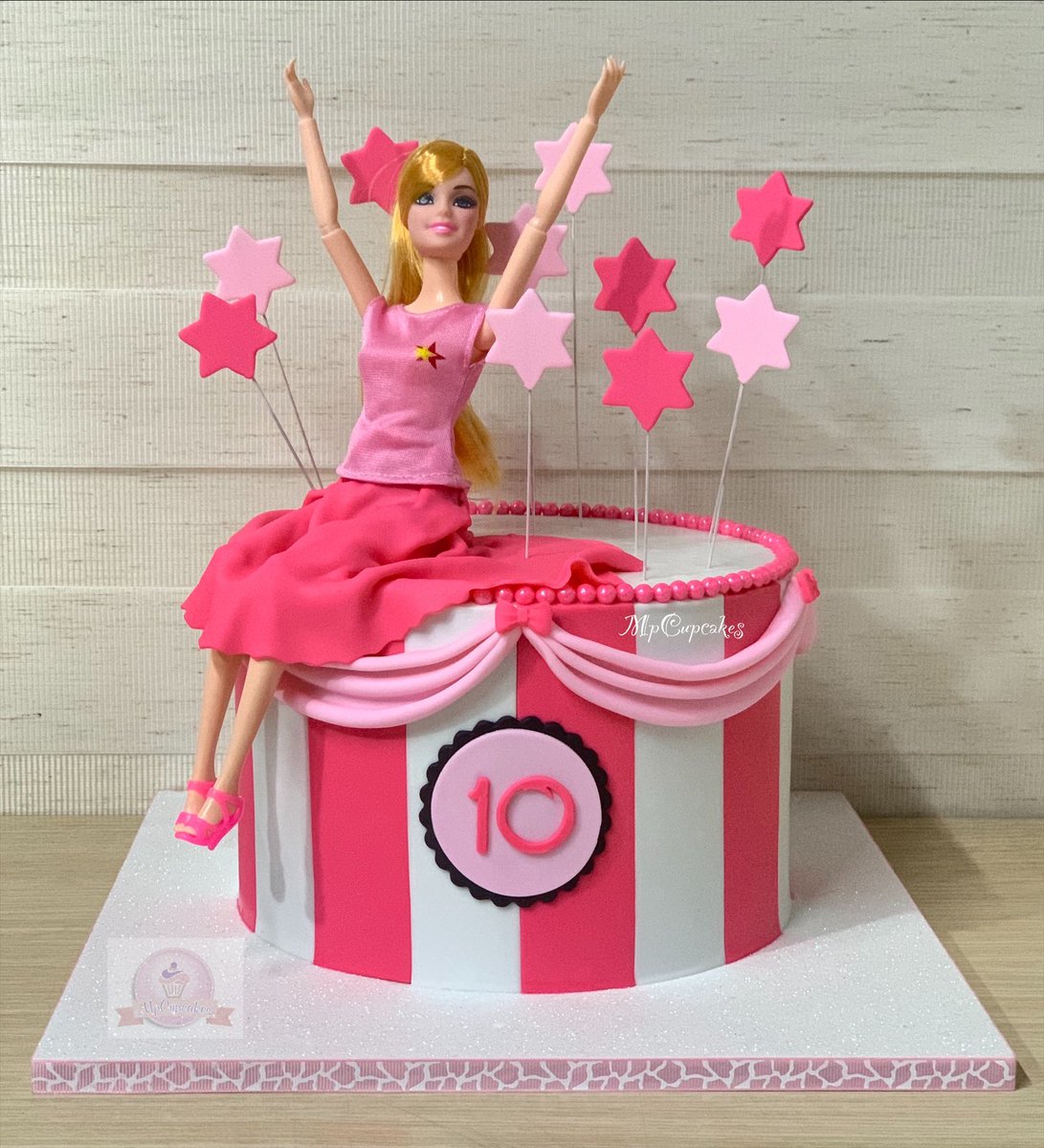 Linda torta de #barbie #cakebarbie #tortabarbie