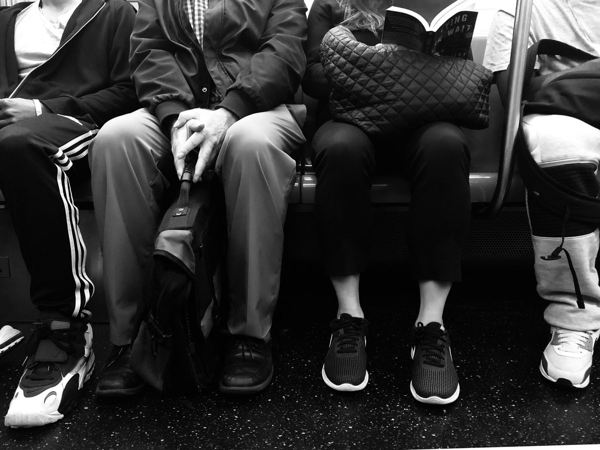 zinken's tweet photo. #metroreading #subwayhands https://t.co/Ubp251xCSi