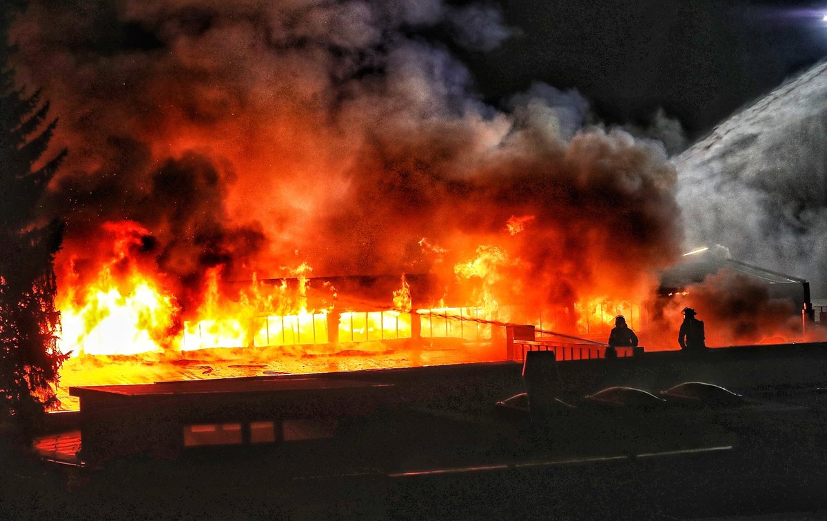 Thomas_BILDde's tweet photo. #Hamburg - Druckerei in Flammen. @FeuerwehrHH bereitet sich auf längeren Löscheinsatz vor! #Hohenfelde #HohenfelderAllee https://t.co/Q3aE2vcMtZ