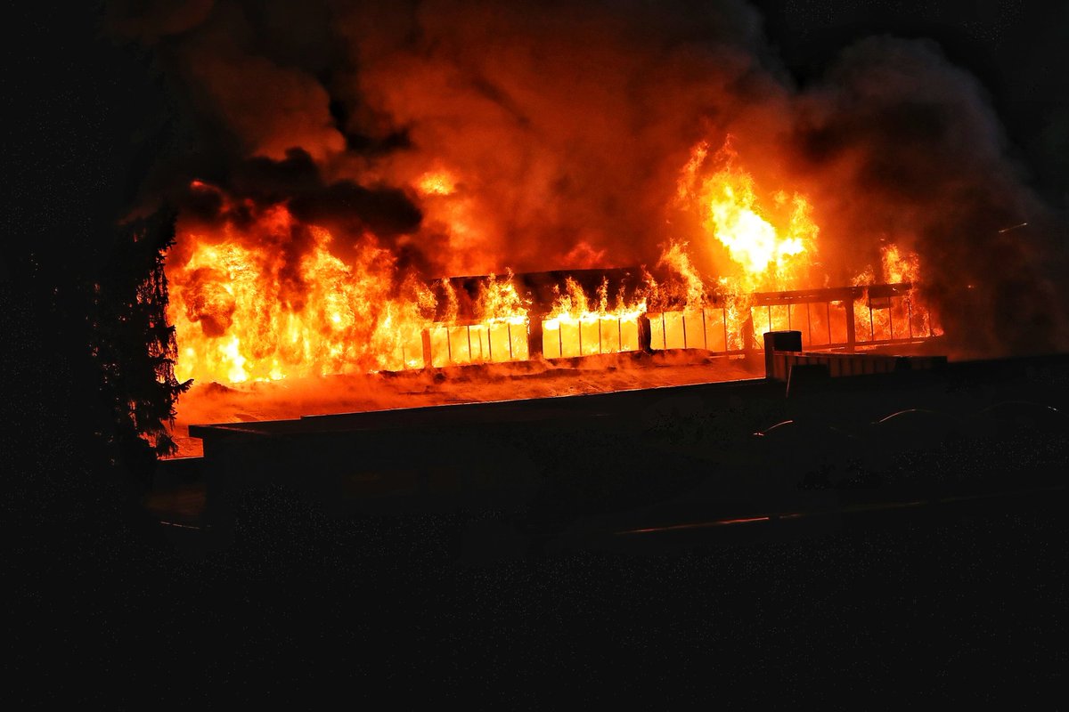 Thomas_BILDde's tweet photo. #Hamburg - Druckerei in Flammen. @FeuerwehrHH bereitet sich auf längeren Löscheinsatz vor! #Hohenfelde #HohenfelderAllee https://t.co/Q3aE2vcMtZ