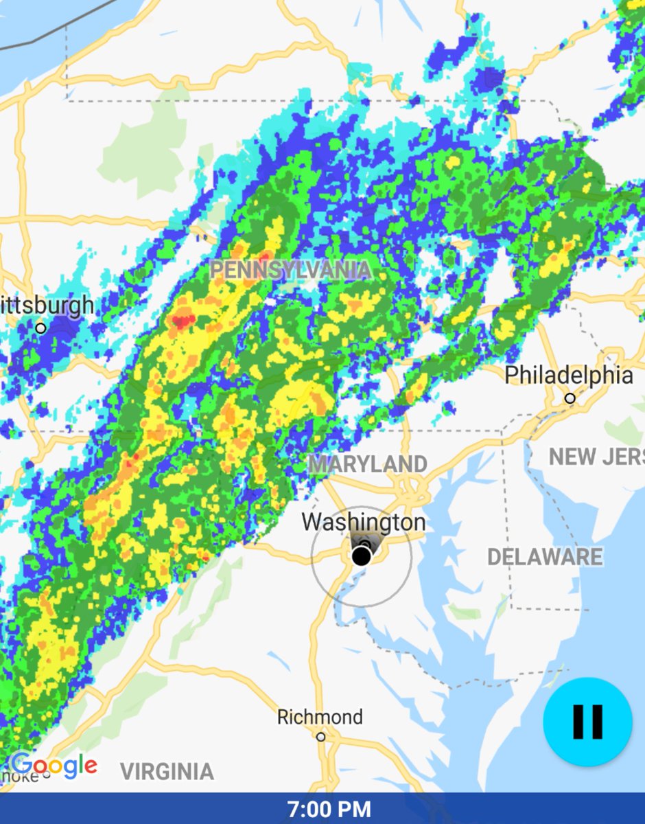 patpend's tweet photo. The #DCsplit hasn't developed (and it should have by now). Might actually see some rain by midnight. 🤞 https://t.co/I35k5QofdE