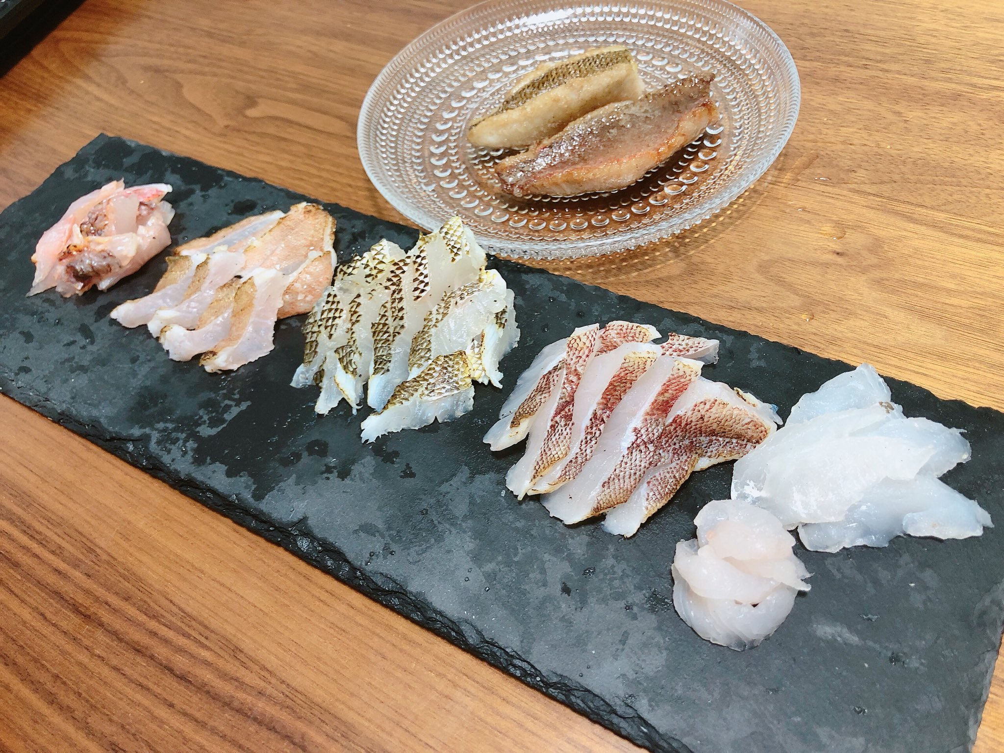 たくみん 遊部の釣部 西伊豆炙り刺身食べ比べ 奥からヒメジ アカハタ イトフエフキ カサゴ 手前のはアカハタとカサゴ 上はムニエル マゴチで味をしめて 最近炙りにはまってたのですが 結局炙らないカサゴとアカハタが美味しかったです ヒメジは