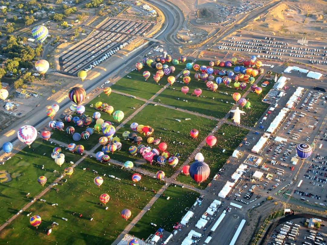 edrn2003's tweet photo. Made it! Let's do this!!! Albuquerque Balloon Festival... #BalloonFiesta #balloonpilot https://t.co/rozNUKJlwN