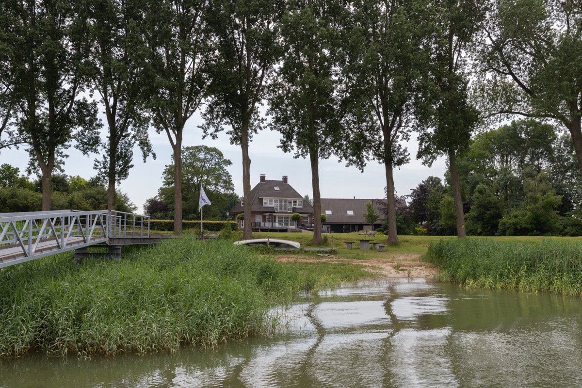 KooymanEigHuis's tweet image. 😍Op een fantastische locatie, aan de rivier De Lek staat deze magnifieke #villa op maar liefst ruim 7.300 m²  grond. Compleet met privéstrand🏖, een aanlegsteiger⚓️, bijgebouw en een schitterende parktuin🍀. 🏡Gelkenes 38 in #GrootAmmers. Meer weten?👉bit.ly/2nplXyd