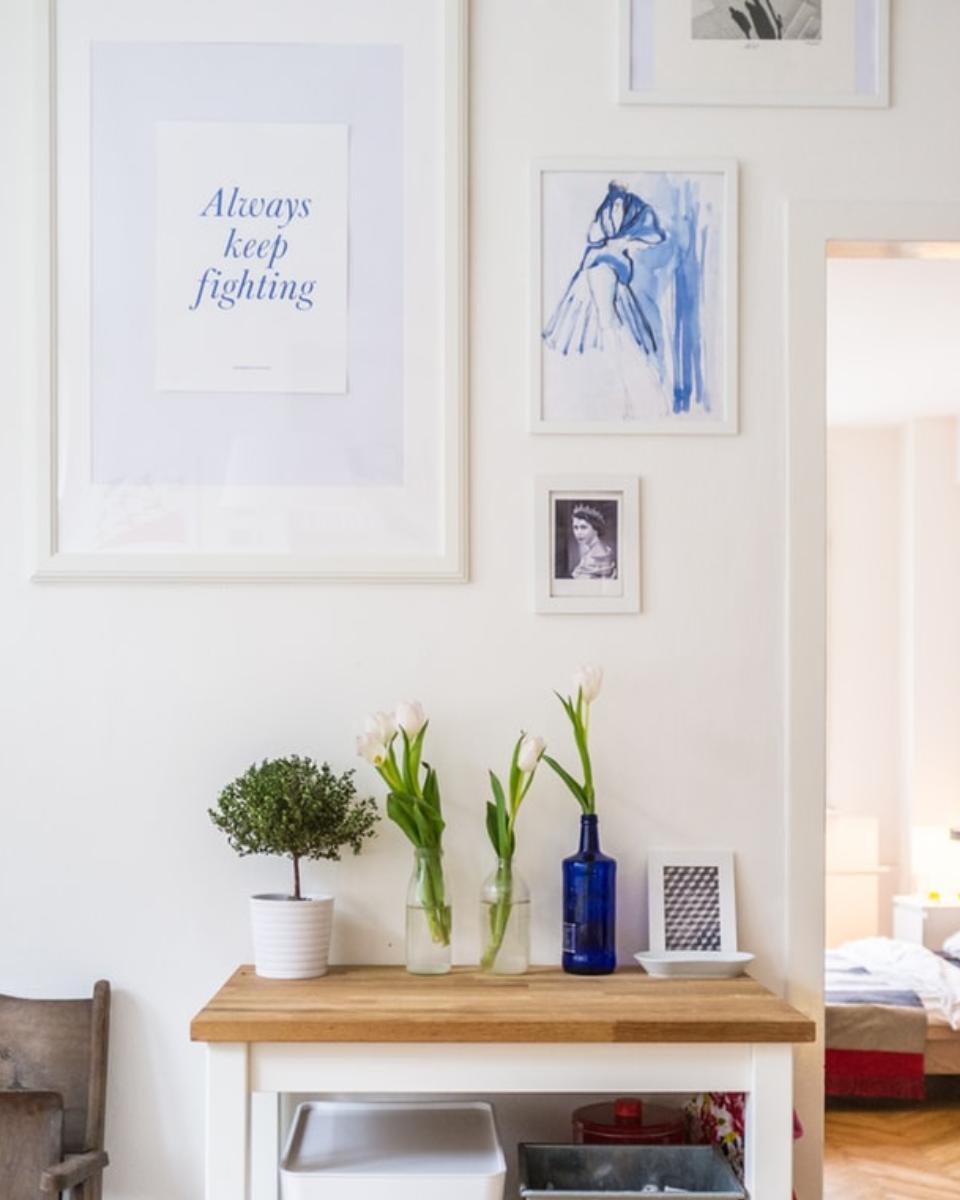 Fastframe_Skill's tweet image. Decorating tip: Adding a collection of complementary framed-artwork can liven up any space and make it look more cohesive.