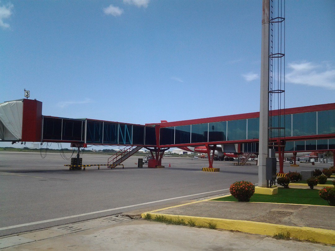 baer_ve's tweet photo. #GestiónBAER | #7Oct ¡Espacios renovados! Culmina colocación del papel ahumado en túnel de acceso N°3 que conecta a pasajeros con aeronaves comerciales del Aeropuerto Internacional G/D José Antonio Anzoátegui @Aeropuertobna de Barcelona #NosVemosEnLaExpoAéreo https://t.co/RRmpA3Yj3z