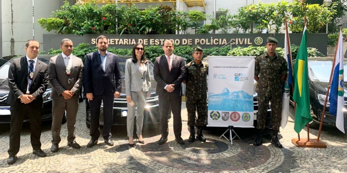 Hoje o Gabinete de <a href="/intervfederalRJ/">Intervenção Federal RJ</a> entregou 10 veículos com proteção balística à Secretaria de Estado de Polícia Civil <a href="/PCERJ/">Polícia Civil RJ</a>. Os veículos foram adquiridos através de licitação vencida pela empresa Peugeot Citroën do Brasil Automóveis, ao custo total de R$ 1.250.000,00.