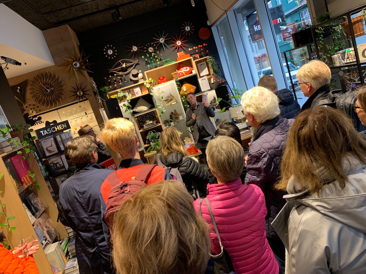 Í dag fögnuðum við útgáfu á Urðarketti eftir <a href="/ArmannJa/">Ármann Jakobsson</a> í <a href="/pen_eym/">Penninn Eymundsson</a> - enda full ástæða til. „Ég er Urðarköttur. Ég myrði. Ég drep. Mér verður ekkert að aldurtila. Þú munt aldrei ná mér.“