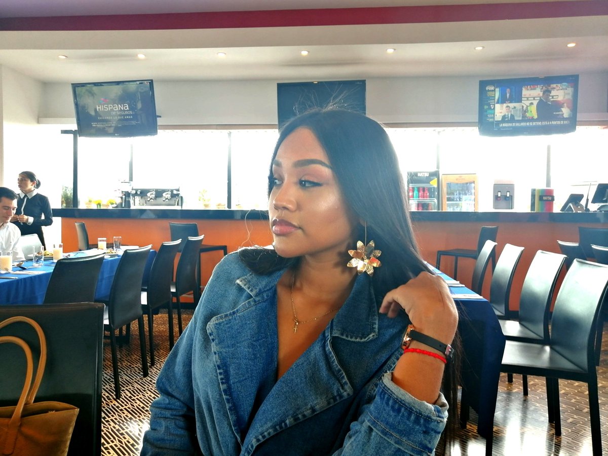 TurismoReinado's tweet photo. Nuestra actual Reina Nacional del Turismo, Roysis Yilena González, se une al grupo de 10 candidatas al XLIX #ReinadoNacionalDelTurismo 2019 que se hospedan en el  Hotel TRYP Bogotá Embajada.

Los esperamos en el #RNDT en #Girardot. https://t.co/4JHKjOUIRY