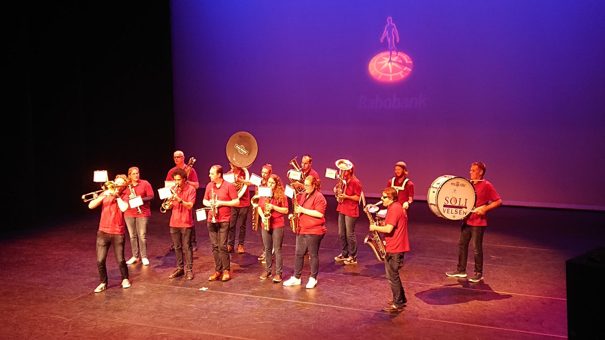 De fun band van <a href="/mzvsoli/">soli</a> speelt Iedereen is van de wereld. Prima start van het tweede deel van de Rabo ClubSupport Uitreikingsavond. Het verdelen van de 50.000 euro aan coöperatief dividend begint zometeen. #weekvandecooperatie