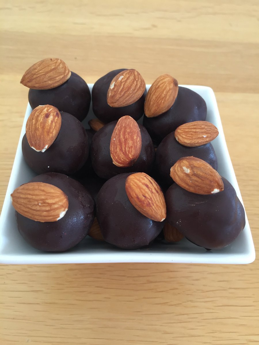 juliettekellow's tweet photo. @rdukchat Q5 My new truffle recipe: whiz 125g dried dates, 50g ground almonds, zest &amp; juice 1 satsuma in a processor. Shape into 15 balls, chill, dip in 30g melted 85% dark choc, top with almonds #rduk #nutpower 56kcal, 6g sugar v 100kcal &amp; 8g sugar in a normal truffle https://t.co/cUN8gRCyN9