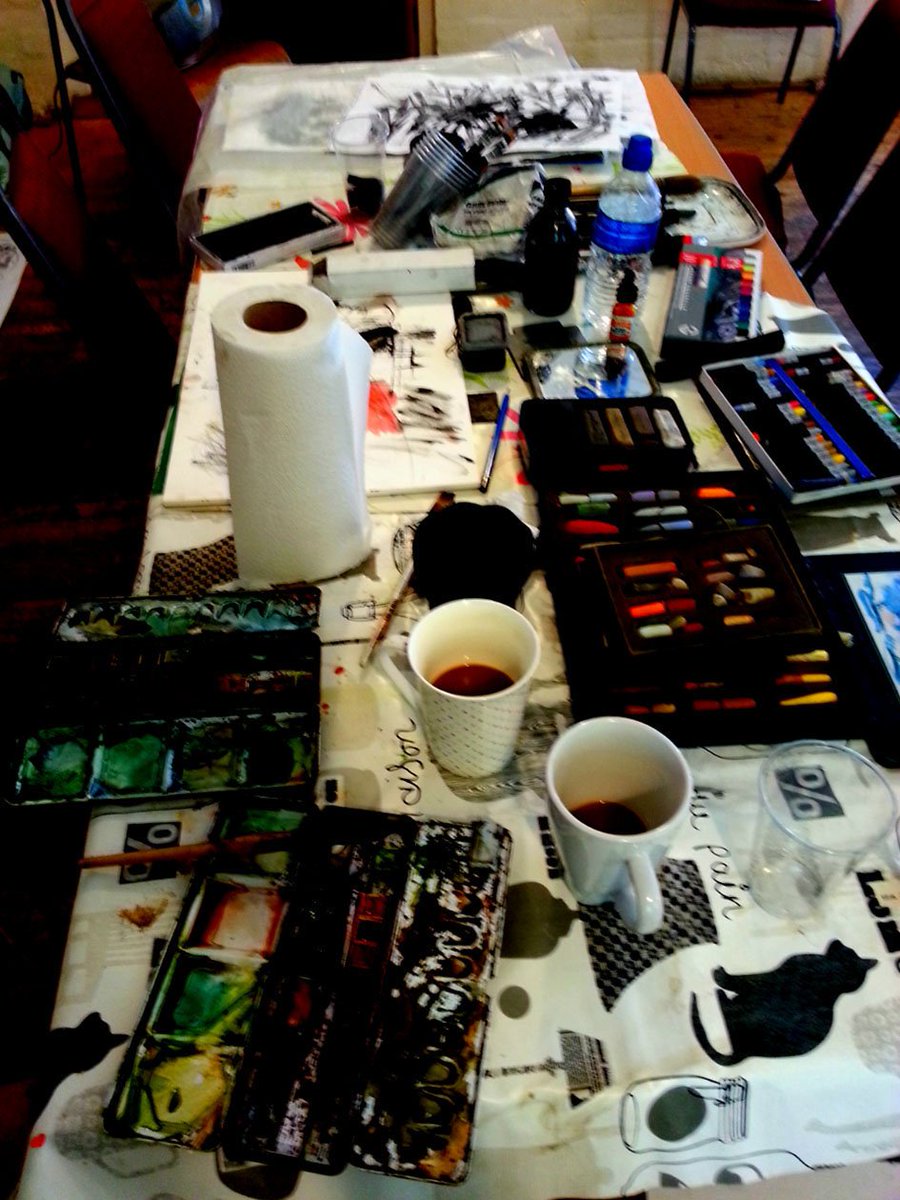 efitzpatrickart's tweet photo. Enjoyed giving a series of three workshops with the Birstal &amp; District Art Society. This one on expressive marking. So many talented folk in Leicestershire.

#leicesterart #birstalanddistrictartsociety #expressivemarkmaking #loveart #leicestershire https://t.co/RTIrxvoJfl