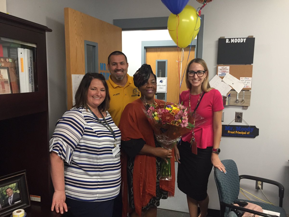 Smiles all around for our Teacher of the Year <a href="/AlyshaLavey/">Alysha Lavey</a> and Ida S. Baker recipient Mrs. Washington #saycheese #pride #allin