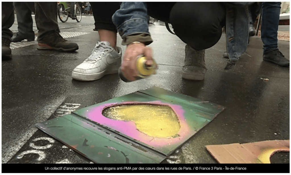 Homobus était dans la rue le samedi 5 et le dimanche 6 octobre, avec le collectif d’associations de l’Inter-LGBT Paris pour recouvrir les tags anti-PMA par de petits cœurs homobus.com/blog/homobus-e…