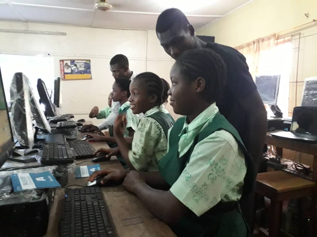 yorubamerlin_'s tweet photo. Awesome session today at Aunty maria high school and St Charles secondary school in Benin.
We're on a mission to reach 1500+ kids with support from Google.
#CSfirstNG #TeklybyCurators https://t.co/ebX4ZN3GT9