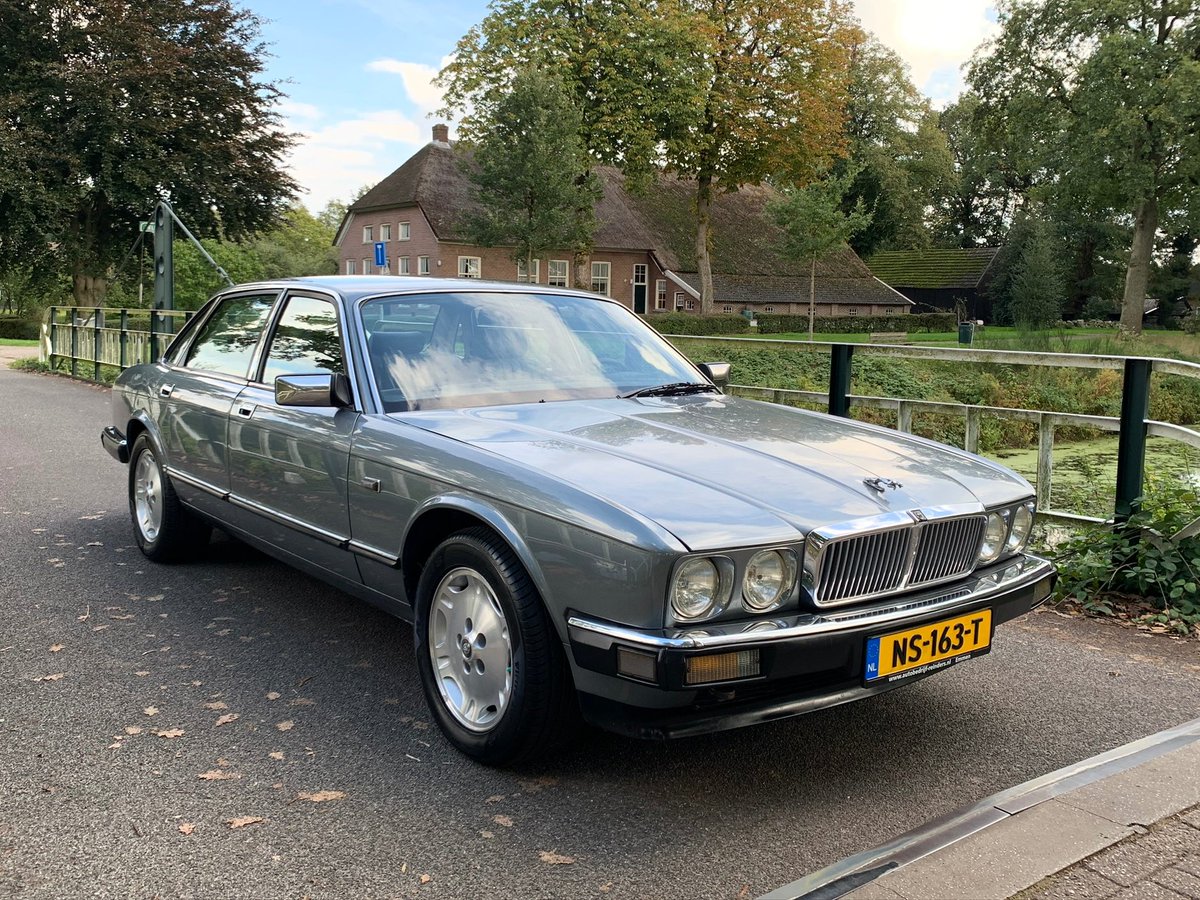Auto_Reinders's tweet image. Jaguar XJ6 3.6 Automaat in Tungstenmetallic met blauw leren interieur. Vroeg exemplaar van de XJ40-generatie, 1987: autoscout24.nl/aanbod/-36e9af…