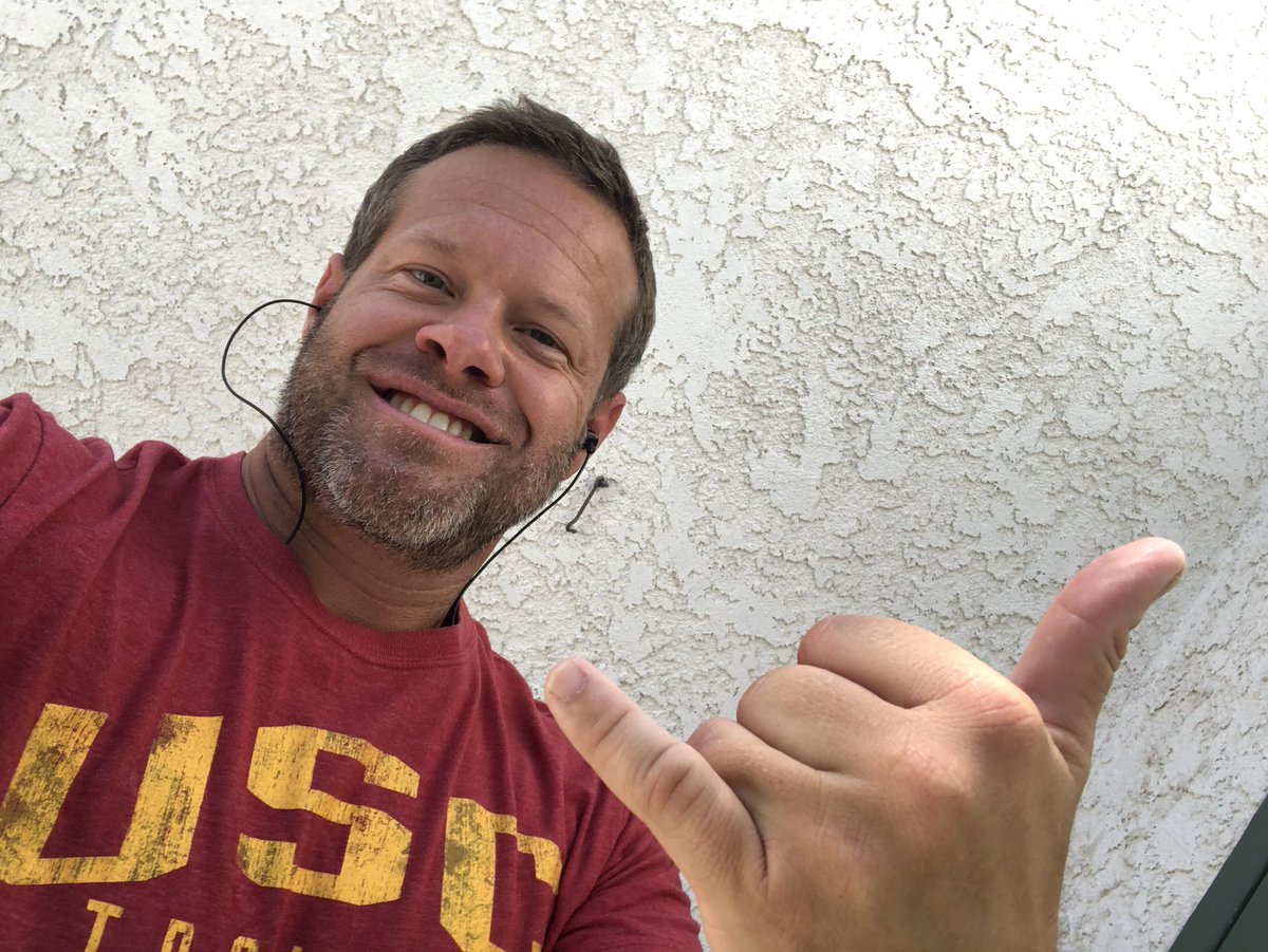 MKwindsor's tweet photo. A little shout out to @garyvee. I saw you rockin(ish) my favorite NFL QB’s shirt today (Sam Darnold), so just thought I’d say hey and wish good luck to both Jets and Trojans on the season! 💪✌️ https://t.co/ckwPgKNpz0