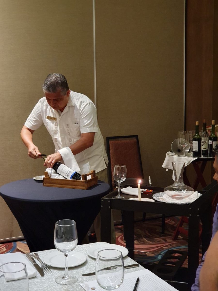 ASM_Peninsula's tweet photo. Casi lista nuestra futura generación de #sommeliers del #DiplomadoEnVino #Cancun  🍷#ASMCancun https://t.co/AiYi80l6T2