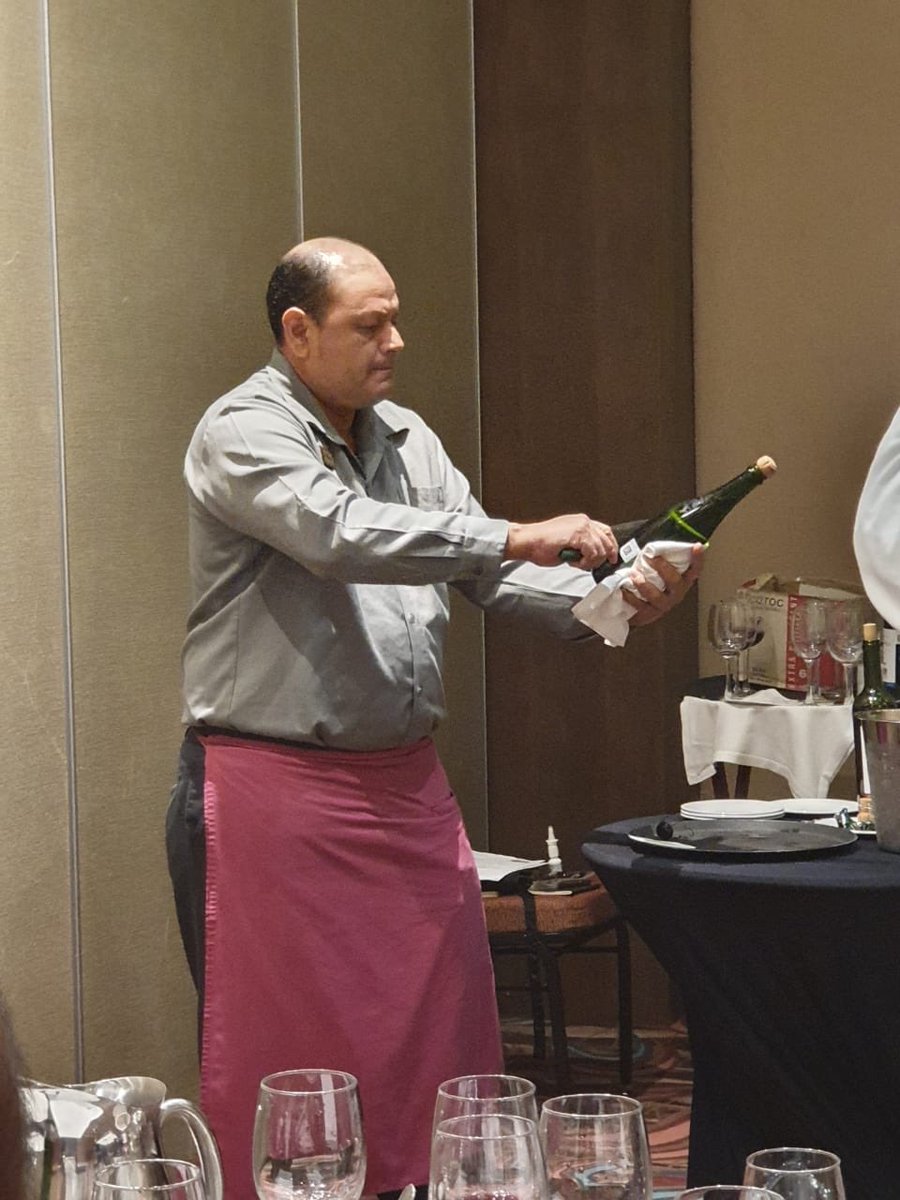 ASM_Peninsula's tweet photo. Casi lista nuestra futura generación de #sommeliers del #DiplomadoEnVino #Cancun  🍷#ASMCancun https://t.co/AiYi80l6T2